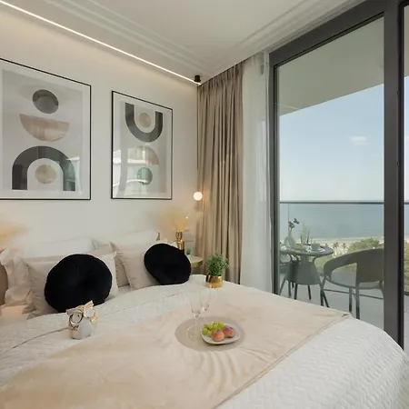 Royallux Waves & - Sea View From Balcony By Renters Prestige Appartement