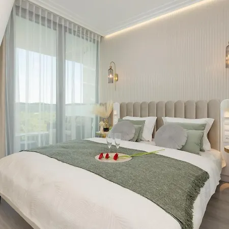 Apartment Royallux Waves & - Sea View From Balcony By Renters Prestige *