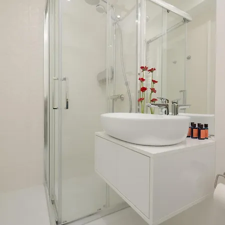 Royallux Waves & - Sea View From Balcony By Renters Prestige