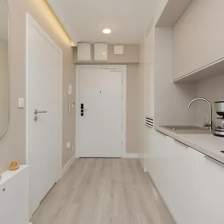 Royallux Waves & - Sea View From Balcony By Renters Prestige