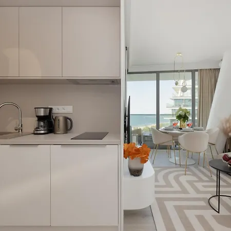 Royallux Waves & - Sea View From Balcony By Renters Prestige Apartment *