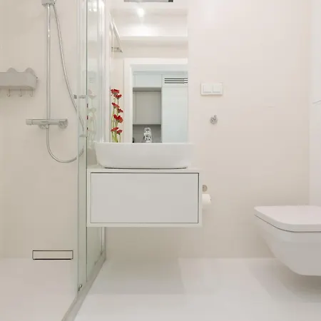 Royallux Waves & - Sea View From Balcony By Renters Prestige *