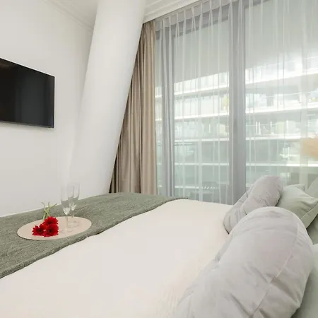 Royallux Waves & - Sea View From Balcony By Renters Prestige